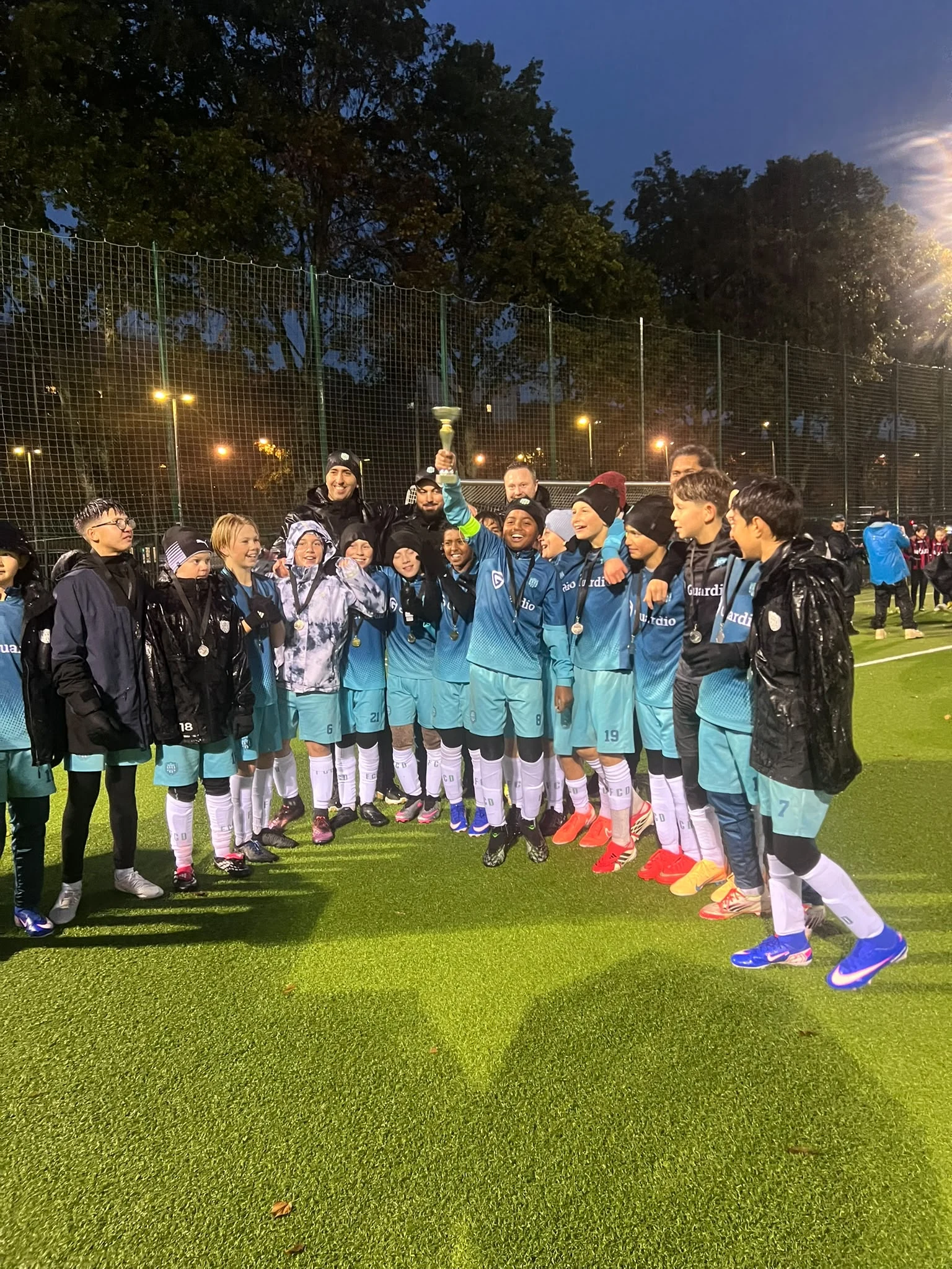 FC Drevvikens lag och ledare firar tillsammans med pokal och medaljer